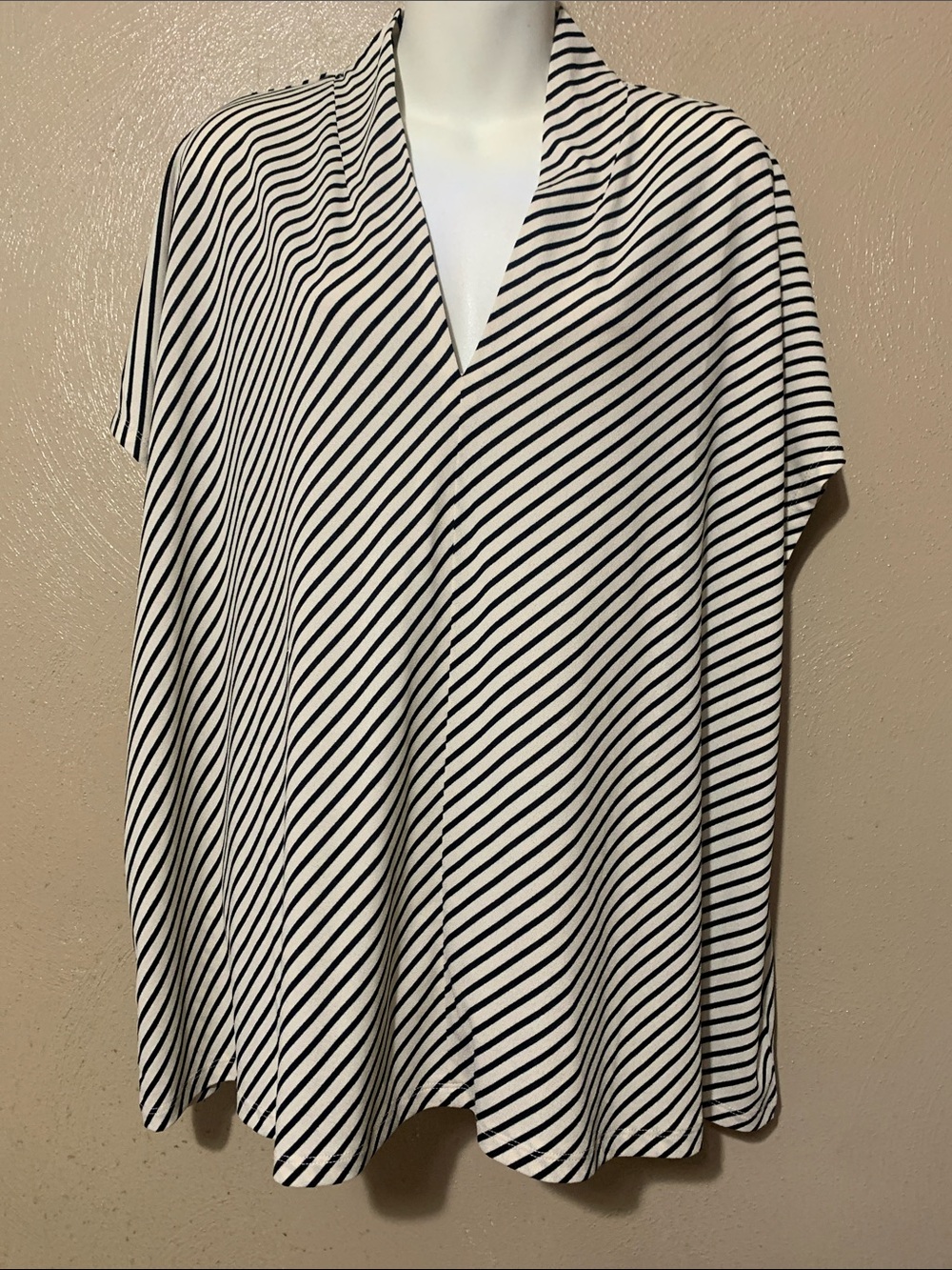 Philosophy 3X Black and Cream Diagonal Stripe V-Neck Top NWT